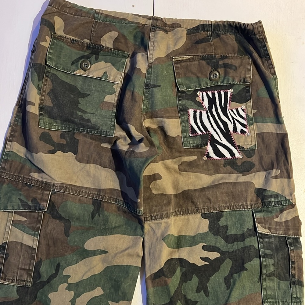 Camo crop pants with patches women’s XS - Picture 8 of 16